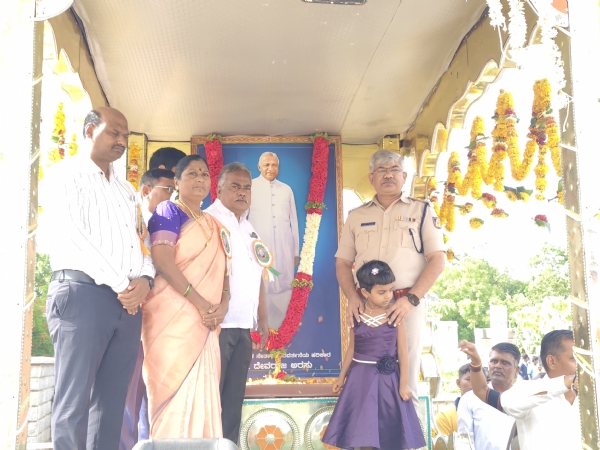 ಡಿ.ದೇವರಾಜ ಅರಸು ಜನ್ಮ ದಿನಾಚರಣೆ: ಅದ್ದೂರಿ ಮೆರವಣಿಗೆ