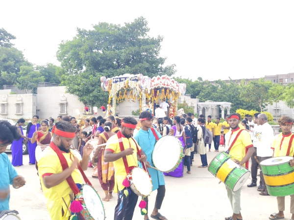 ಡಿ.ದೇವರಾಜ ಅರಸು ಜನ್ಮ ದಿನಾಚರಣೆ: ಅದ್ದೂರಿ ಮೆರವಣಿಗೆ