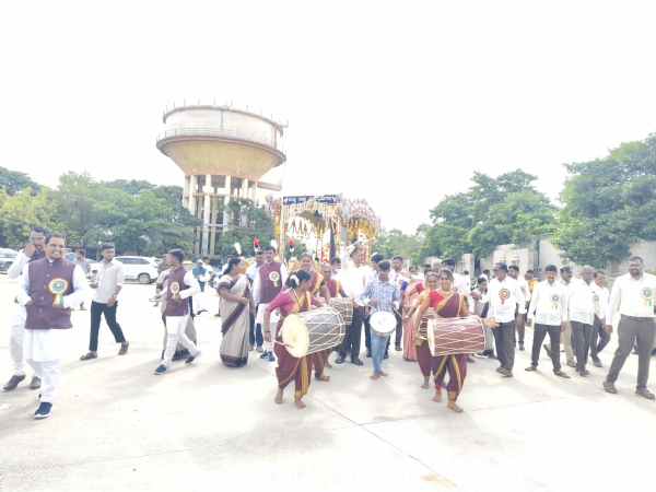 ಡಿ.ದೇವರಾಜ ಅರಸು ಜನ್ಮ ದಿನಾಚರಣೆ: ಅದ್ದೂರಿ ಮೆರವಣಿಗೆ