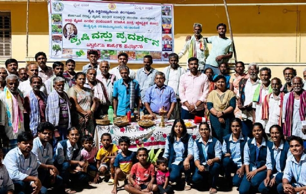 ಕೋಲಾರ ಜಿಲ್ಲೆಯ ಕೊಳತೂರು ಗ್ರಾಮದಲ್ಲಿ ಚಿಂತಾಮಣಿ ರೇಷ್ಮೇ ಕೃಷಿ ಮಹಾವಿದ್ಯಾಲಯದ ವಿದ್ಯಾರ್ಥಿಗಳು ಗ್ರಾಮೀಣ ಕೃಷಿ ಕಾರ್ಯಾನುಭವ ಶಿಬಿರದಲ್ಲಿ ರೈತರಿಗೆ ಜೈವಿಕ ಇಂಧನದ ಕುರಿತು ಅರಿವು ಮೂಡಿಸಿದರು. ಕೋಲಾರ ಜಿಲ್ಲೆಯ ಕೊಳತೂರು ಗ್ರಾಮದಲ್ಲಿ ಚಿಂತಾಮಣಿ ರೇಷ್ಮೇ ಕೃಷಿ ಮಹಾವಿದ್ಯಾಲಯದ ವಿದ್ಯಾರ್ಥಿಗಳು ಗ್ರಾಮೀಣ ಕೃಷಿ ಕಾರ್ಯಾನುಭವ ಶಿಬಿರದಲ್ಲಿ ರೈತರಿಗೆ ಜೈವಿಕ ಇಂಧನದ ಕುರಿತು ಅರಿವು ಮೂಡಿಸಿದರು.