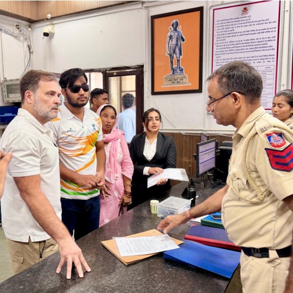कांग्रेस नेता राहुल गांधी डीसीपी कार्यालय में मौजूद।