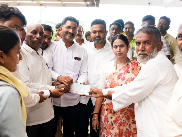 ಚೆಕ್ ಹಸ್ತಾಂತರ