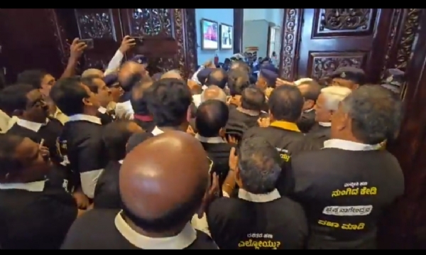 ಬಿಜೆಪಿ ಶಾಸಕರು ವಿಧಾನಸಭೆ ಪ್ರವೇಶವನ್ನು ತಡೆದ ಪೋಲಿಸರು.
