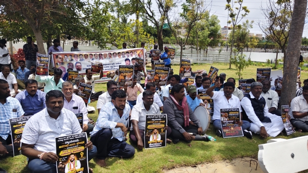 ಸಚಿವ ನಾಗೇಂದ್ರ ರಾಜೀನಾಮೆಗೆ ಒತ್ತಾಯಿಸಿ ಬಿಜೆಪಿಯವರು ನಡೆಸುತ್ತಿರುವ ಪ್ರತಿಭಟನೆಗೆ ವಿರುದ್ಧವಾಗಿ ಕೋಲಾರ ಜಿಲ್ಲಾಧಿಕಾರಿಗಳ ಕಛೇರಿಯ ಮುಂದೆ ಕಾಂಗ್ರೆಸ್ ಕಾರ್ಯಕರ್ತರು ಪ್ರತಿಭಟನೆ ನಡೆಸಿದರು. ಸಚಿವ ನಾಗೇಂದ್ರ ರಾಜೀನಾಮೆಗೆ ಒತ್ತಾಯಿಸಿ ಬಿಜೆಪಿಯವರು ನಡೆಸುತ್ತಿರುವ ಪ್ರತಿಭಟನೆಗೆ ವಿರುದ್ಧವಾಗಿ ಕೋಲಾರ ಜಿಲ್ಲಾಧಿಕಾರಿಗಳ ಕಛೇರಿಯ ಮುಂದೆ ಕಾಂಗ್ರೆಸ್ ಕಾರ್ಯಕರ್ತರು ಪ್ರತಿಭಟನೆ ನಡೆಸಿದರು.