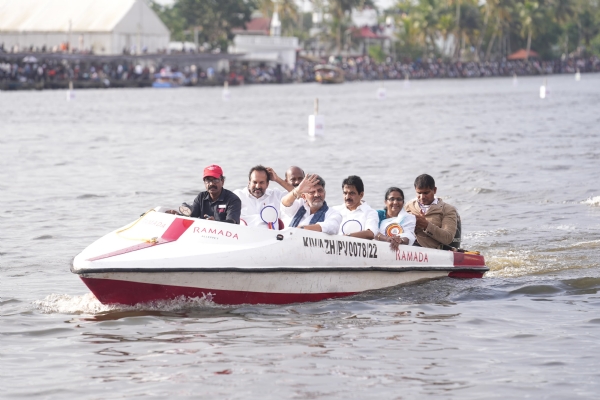 ಸಿಎಂ ದೋಣಿ ಸವಾರಿ ಸಿಎಂ ದೋಣಿ ಸವಾರಿ