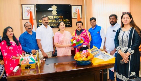 ಕೇಂದ್ರ ಸರ್ಕಾರದ ಸೂಕ್ಷö್ಮ ಸಣ್ಣ ಮತ್ತು ಮಧ್ಯಮ ಉದ್ಯಮಗಳ ಆಡಳಿತ ಮಂಡಳಿಯ ಸದಸ್ಯರಾಗಿ ನೇಮಕವಾಗಿರುವ ಕಲ್ಲಂಡೂರು ಡಾ.ಕೆ. ನಾಗರಾಜ್ ರವರನ್ನು ಕೇಂದ್ರ ಸಚಿವೆ ಶೋಭಾ ಕರಂದ್ಲಾಜೆ ಸನ್ಮಾನಿಸಿದರು.