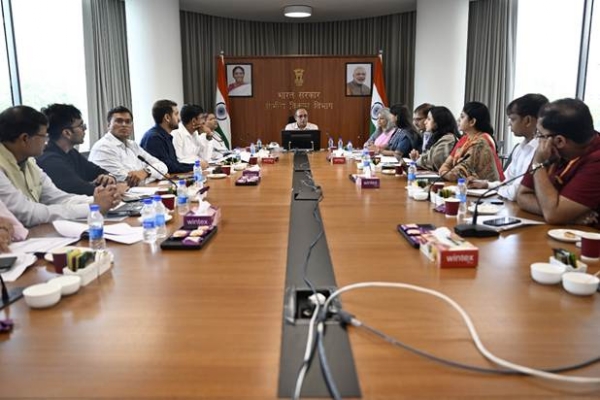 ग्रामीण विकास सचिव रोहित कंसल के साथ अन्य लोग मौजूद।