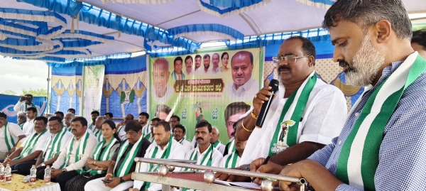 ತಾಲೂಕಿನ ನರಸಾಪುರ ಕೈಗಾರಿಕಾ ಪ್ರದೇಶದಲ್ಲಿ ಭಾನುವಾರ ಜೆಡಿಎಸ್ ವತಿಯಿಂದ ಆಯೋಜಿಸಿದ್ದ ಹೋಬಳಿ ಮಟ್ಟದ ಕಾರ್ಯಕರ್ತರ ಸಮಾವೇಶದಲ್ಲಿ ಕೋಮುಲ್ ನಿರ್ದೇಶಕ ಚೆಲುವನಹಳ್ಳಿ ನಾಗರಾಜ್ ಮಾತನಾಡಿದರು.