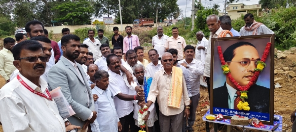 ಅಮ್ಮನಲ್ಲೂರು ಗ್ರಾಮದಲ್ಲಿ ಡಾ. ಬಿ.ಆರ್. ಅಂಬೇಡ್ಕರ್ ಅವರ ಪುತ್ಥಳಿ ನಿರ್ಮಾಣಕ್ಕೆ ವಿವಿಧ ಸಮುದಾಯಗಳ ಮುಖಂಡರು ಪಕ್ಷಾತೀತವಾಗಿ ಒಗ್ಗೂಡಿ ಗುದ್ದಲಿಪೂಜೆ ನೆರವೇರಿಸಿದರು. ಅಮ್ಮನಲ್ಲೂರು ಗ್ರಾಮದಲ್ಲಿ ಡಾ. ಬಿ.ಆರ್. ಅಂಬೇಡ್ಕರ್ ಅವರ ಪುತ್ಥಳಿ ನಿರ್ಮಾಣಕ್ಕೆ ವಿವಿಧ ಸಮುದಾಯಗಳ ಮುಖಂಡರು ಪಕ್ಷಾತೀತವಾಗಿ ಒಗ್ಗೂಡಿ ಗುದ್ದಲಿಪೂಜೆ ನೆರವೇರಿಸಿದರು.
