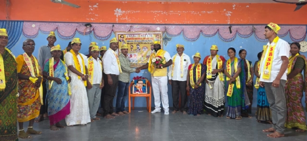 ಸುಹೆಲ್ದೆವ್ ಭಾರತೀಯ ಸಮಾಜ ಪಕ್ಷದ ಸಭೆ ತೆಲಂಗಾಣದಲ್ಲಿ ನಡೆದಿದ್ದು, ಕೋಲಾರ ಜಿಲ್ಲಾ ಮುಖಂಡ ಪಿ. ಅಭಿಮನ್ಯು ಸಭೆಯಲ್ಲಿ ಭಾಗವಹಿಸಿದ್ದರು. ಸುಹೆಲ್ದೆವ್ ಭಾರತೀಯ ಸಮಾಜ ಪಕ್ಷದ ಸಭೆ ತೆಲಂಗಾಣದಲ್ಲಿ ನಡೆದಿದ್ದು, ಕೋಲಾರ ಜಿಲ್ಲಾ ಮುಖಂಡ ಪಿ. ಅಭಿಮನ್ಯು ಸಭೆಯಲ್ಲಿ ಭಾಗವಹಿಸಿದ್ದರು.