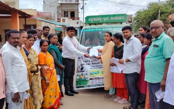 ಶ್ರೀನಿವಾಸಪುರ ತಾಲ್ಲೂಕಿನ ಚಲ್ದಿಗಾನಹಳ್ಳಿ ಗ್ರಾಮ ಪಂಚಾಯಿತಿಯಲ್ಲಿ ಕಾರ್ಯನಿರ್ವಹಣಾಧಿಕಾರಿ ಸರ್ವೇಶ್ ಉದ್ಯೋಗ ಖಾತ್ರಿ ಯೋಜನೆಯಲ್ಲಿ ಜಾಬ್ ಕಾರ್ಡ್ ಮೇಳಕ್ಕೆ ಚಾಲನೆ ನೀಡಿದರು.
