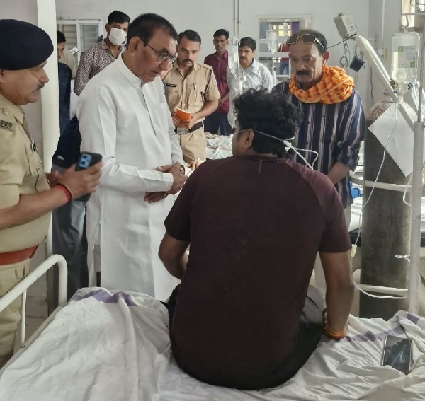 बस दुर्घटना में घायल हुए लोगों से मिले राज्यमंत्री नारायण सिंह पंवार बस दुर्घटना में घायल हुए लोगों से मिले राज्यमंत्री नारायण सिंह पंवार