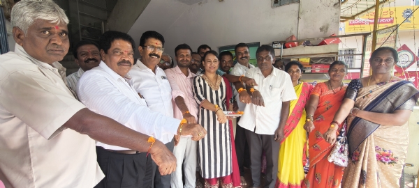ಮುಳಬಾಗಿಲಿನ ಭಾರತೀಯ ಕಿಸಾನ್ ಸಂಘದ ಕಾರ್ಯಾಲಯದಲ್ಲಿ ಶುಕ್ರವಾರ ರಕ್ಷಾ ಬಂಧನ ಕಾರ್ಯಕ್ರಮ ನಡೆಯಿತು. ಮುಳಬಾಗಿಲಿನ ಭಾರತೀಯ ಕಿಸಾನ್ ಸಂಘದ ಕಾರ್ಯಾಲಯದಲ್ಲಿ ಶುಕ್ರವಾರ ರಕ್ಷಾ ಬಂಧನ ಕಾರ್ಯಕ್ರಮ ನಡೆಯಿತು.