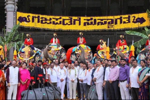 ಗಜಪಡೆ ಸ್ವಾಗತಿಸಿದ ಗಣ್ಯರು ಗಜಪಡೆ ಸ್ವಾಗತಿಸಿದ ಗಣ್ಯರು
