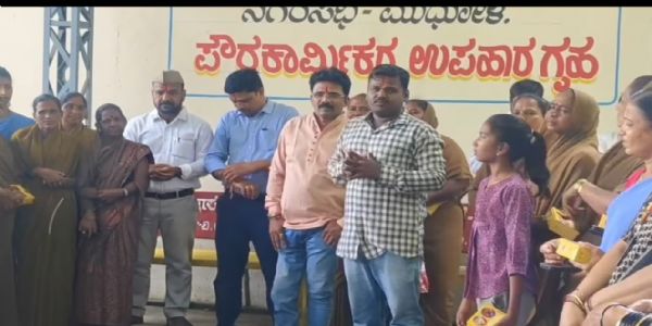 ಪೌರ ಕಾರ್ಮಿಕ ಮಹಿಳೆಯರಿಂದ ರಾಖಿ ಕಟ್ಟಿಸಿಕೊಂಡು ರಕ್ಷಾ ಬಂಧನ ಆಚರಣೆ