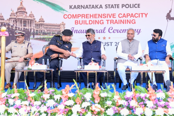 ಕಾರ್ಯಕ್ರಮದಲ್ಲಿ ಭಾಗವಹಿಸಿದ ಮುಖ್ಯಮಂತ್ರಿ ಕಾರ್ಯಕ್ರಮದಲ್ಲಿ ಭಾಗವಹಿಸಿದ ಮುಖ್ಯಮಂತ್ರಿ