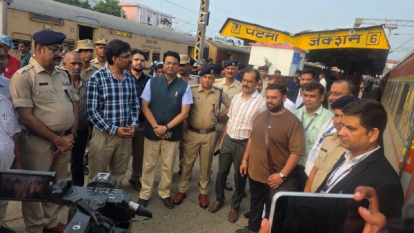 महाराष्ट्र के तीर्थयात्रियों का जत्था पटना जंक्शन पर रेलवे कोच में जाते हुए
