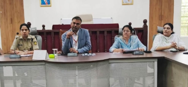 ಸ್ವಾತಂತ್ರ್ಯ ದಿನಾಚರಣೆ ಸಿದ್ದತೆಗಳ ಬಗ್ಗೆ ಕೋಲಾರ ಜಿಲ್ಲಾಧಿಕಾರಿ ಎಂ.ಆರ್. ರವಿಕುಮಾರ್ ಅಧಿಕಾರಿಗಳ ಸಭೆ ನಡೆಸಿದರು. ಸ್ವಾತಂತ್ರ್ಯ ದಿನಾಚರಣೆ ಸಿದ್ದತೆಗಳ ಬಗ್ಗೆ ಕೋಲಾರ ಜಿಲ್ಲಾಧಿಕಾರಿ ಎಂ.ಆರ್. ರವಿಕುಮಾರ್ ಅಧಿಕಾರಿಗಳ ಸಭೆ ನಡೆಸಿದರು.
