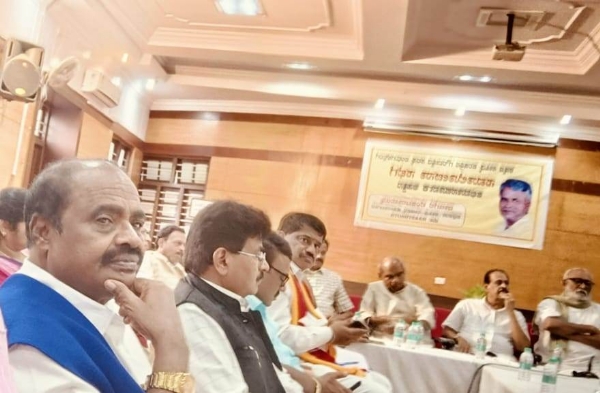 ಕನ್ನಡ ಸಾಹಿತ್ಯ ಪರಿಷತ್ತನ್ನು ಬಲಪಡಿಸಲು ಬೆಂಗಳೂರಿನ ಗಾಂಧಿ ಭವನದಲ್ಲಿ ಸಾಹಿತಿಗಳ ಸಭೆ ನಡೆಯಿತು.