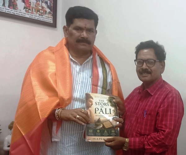 ಕೆಜಿಎಫ್ನ ಬೌದ್ದ ಸಂಘದ ಹಿರಿಯ ಉಪಾಸಕ ಡಾ. ಆರ್.ಪ್ರಭುರಾಂ ಅವರು ರಾಜ್ಯ ಕನ್ನಡ ಮತ್ತು ಸಂಸ್ಕೃತಿ ಸಚಿವ ಶಿವರಾಜ್ ತಂಗಡಗಿ ಯವರಿಗೆ ಬುದ್ದನ ಪಾಳಿ ಭಾಷೆಯ ಪುಸ್ತಕವನ್ನು ಅರ್ಪಿಸಿದರು.
