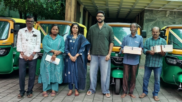kichcha-sudeep-distributes-free-auto-rickshaws-to-four-families-in-memory-of-his-mother kichcha-sudeep-distributes-free-auto-rickshaws-to-four-families-in-memory-of-his-mother