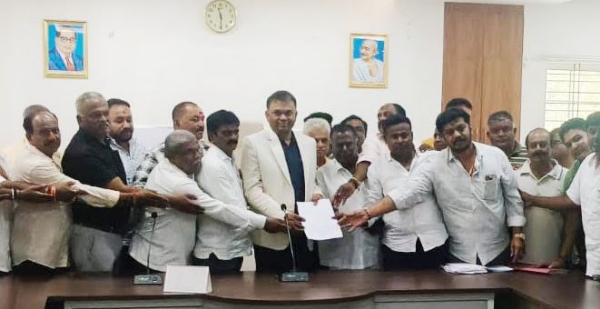 ಕೋಲಾರ ನಗರದ ಆಗ್ರೋ ಆಫೀಸ್ ಹಿಂಭಾಗದಲ್ಲಿ ವಿದ್ಯುತ್ ಚಿತಾಗಾರ ಆರಂಭಿಸುವAತೆ ಒತ್ತಾಯಿಸಿ ಬಿಜೆಪಿ ಮುಖಂಡರ ನಿಯೋಗ ಜಿಲ್ಲಾಧಿಕಾರಿ ಎಂ.ಆರ್.ರವಿಕುಮಾರ್ಗೆ ಮನವಿ ಸಲ್ಲಿಸಿದರು. ಕೋಲಾರ ನಗರದ ಆಗ್ರೋ ಆಫೀಸ್ ಹಿಂಭಾಗದಲ್ಲಿ ವಿದ್ಯುತ್ ಚಿತಾಗಾರ ಆರಂಭಿಸುವAತೆ ಒತ್ತಾಯಿಸಿ ಬಿಜೆಪಿ ಮುಖಂಡರ ನಿಯೋಗ ಜಿಲ್ಲಾಧಿಕಾರಿ ಎಂ.ಆರ್.ರವಿಕುಮಾರ್ಗೆ ಮನವಿ ಸಲ್ಲಿಸಿದರು.