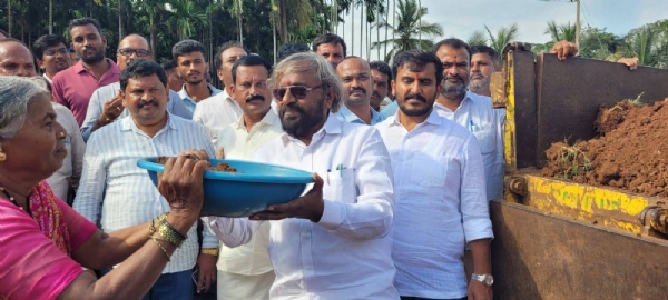 ಕೂಲಿ ಕಾರ್ಮಿಕರೊಂದಿಗೆ ಮಣ್ಣು ಹೊತ್ತ ಸಚಿವ ಈಶ್ವರ ಖಂಡ್ರೆ