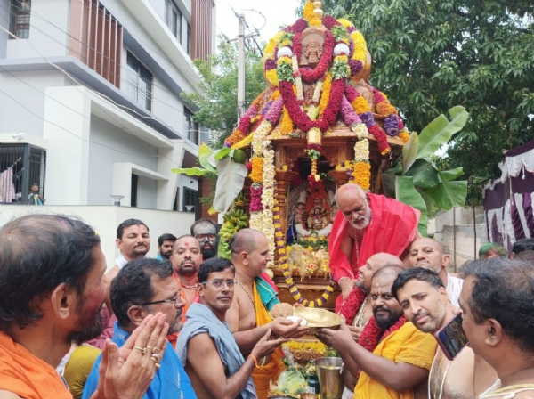 ಕಲಿಯುಗದ ಕಾಮಧೇನು ರಾಘವೇಂದ್ರ ಸ್ವಾಮಿಗಳ ರಥೋತ್ಸವ
