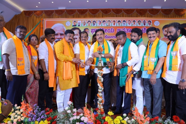 ಕೋಲಾರ ನಗರದ ಹೊರವಲಯದ ಚದುಮನಹಳ್ಳಿ ರತ್ನ ಕನ್ವೆನ್ಷನ್ ಹಾಲ್ನಲ್ಲಿ ನಡೆದ ಆಗ್ನೇಯ ಪದವೀಧರ ಕ್ಷೇತ್ರದ ಎನ್.ಡಿ.ಎ. ಅಭ್ಯರ್ಥಿ ಸುರೇಶ್ ಪರ ನಡೆದ ಚುನಾವಣಾ ಪೂರ್ವಭಾವಿ ಸಭೆಯನ್ನು ರಾಜ್ಯ ಬಿಜೆಪಿ ಅಧ್ಯಕ್ಷ ಬಿ.ವೈ. ವಿಜಯೇಂದ್ರ ಉದ್ಘಾಟಿಸಿದರು. ಕೋಲಾರ ನಗರದ ಹೊರವಲಯದ ಚದುಮನಹಳ್ಳಿ ರತ್ನ ಕನ್ವೆನ್ಷನ್ ಹಾಲ್ನಲ್ಲಿ ನಡೆದ ಆಗ್ನೇಯ ಪದವೀಧರ ಕ್ಷೇತ್ರದ ಎನ್.ಡಿ.ಎ. ಅಭ್ಯರ್ಥಿ ಸುರೇಶ್ ಪರ ನಡೆದ ಚುನಾವಣಾ ಪೂರ್ವಭಾವಿ ಸಭೆಯನ್ನು ರಾಜ್ಯ ಬಿಜೆಪಿ ಅಧ್ಯಕ್ಷ ಬಿ.ವೈ. ವಿಜಯೇಂದ್ರ ಉದ್ಘಾಟಿಸಿದರು.