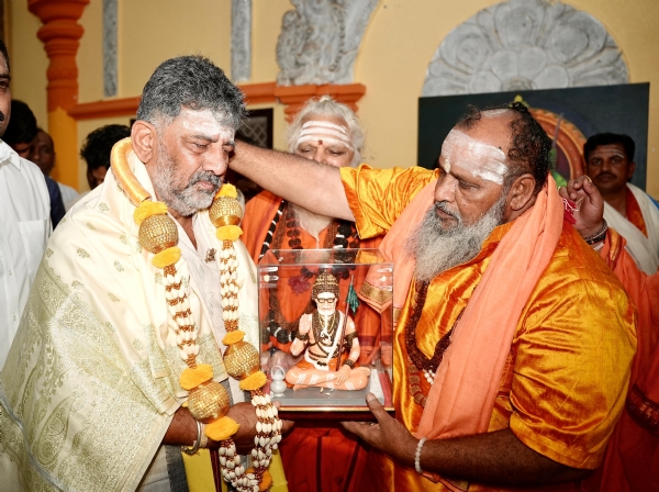 ಮುಕ್ತಿ ಮಂದಿರಕ್ಕೆ ಸಿಎಂ ಡಿ.ಕೆ. ಶಿವಕುಮಾರ್ ಭೇಟಿ ಮುಕ್ತಿ ಮಂದಿರಕ್ಕೆ ಸಿಎಂ ಡಿ.ಕೆ. ಶಿವಕುಮಾರ್ ಭೇಟಿ