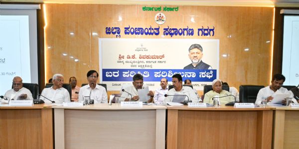 ಅಧಿಕಾರಿಗಳು ಕೇಂದ್ರ ಸ್ಥಾನದಲ್ಲೇ ವಾಸವಿದ್ದು ಜನರಿಗೆ ಸ್ಪಂದಿಸಬೇಕು: ಡಿ.ಕೆ. ಶಿವಕುಮಾರ್