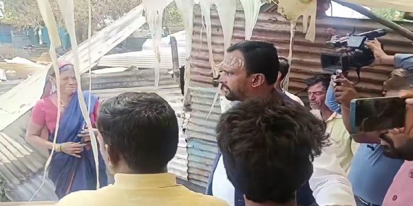 ಬೆಂಕಿಯಲ್ಲಿ ಶೆಡ್ ಕಳೆದುಕೊಂಡ ಮಹಿಳೆಗೆ ಸಚಿವರಿಂದ ಪರಿಹಾರದ ಭರವಸೆ