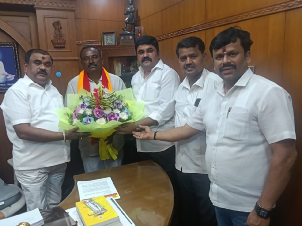ಕೋಲಾರ ಜಿಲ್ಲೆ ಕರವೇ ವಕ್ತಾರರನ್ನಾಗಿ ಲಕ್ಷಿö್ಮಸಾಗರದ ಎಲ್.ಇ. ಕೃಷ್ಣೇಗೌಡರನ್ನು ರಕ್ಷಣಾ ವೇದಿಕೆ ನಾರಾಯಣಗೌಡ ನೇಮಕ ಮಾಡಿದ್ದಾರೆ ಕೋಲಾರ ಜಿಲ್ಲೆ ಕರವೇ ವಕ್ತಾರರನ್ನಾಗಿ ಲಕ್ಷಿö್ಮಸಾಗರದ ಎಲ್.ಇ. ಕೃಷ್ಣೇಗೌಡರನ್ನು ರಕ್ಷಣಾ ವೇದಿಕೆ ನಾರಾಯಣಗೌಡ ನೇಮಕ ಮಾಡಿದ್ದಾರೆ