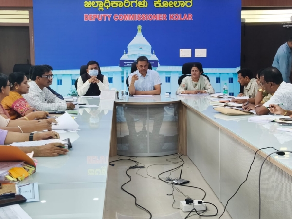 ಕೋಲಾರ ಜಿಲ್ಲಾಧಿಕಾರಿ ಎಂ.ಆರ್. ರವಿಕುಮಾರ್ ಬರ ನಿರ್ವಹಣೆಯ ಬಗ್ಗೆ ಅಧಿಕಾರಿಗಳ ಸಭೆ ನಡೆಸಿದರು.