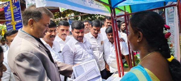 ಕೋಲಾರ ತಾಲ್ಲೂಕಿನ ವೇಮಗಲ್ನಲ್ಲಿ ನಡೆದ ಪ್ರಜಾಸೇವಾ ಆಂದೋಲನದಲ್ಲಿ ಶಾಸಕ ಕೊತ್ತೂರು ಮಂಜುನಾಥ್ ಸಾರ್ವಜನಿಕರ ಅಹವಾಲುಗಳನ್ನು ಪರಿಶೀಲಿಸಿದರು.