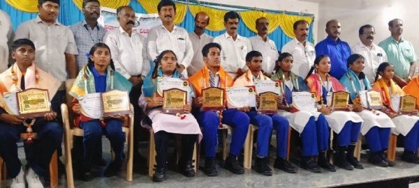 ಕೋಲಾರದಲ್ಲಿ ಶನಿವಾರ ನಡೆದ ಕರ್ನಾಟಕ ಜ್ಞಾನ ವಿಜ್ಞಾನ ಜಿಲ್ಲಾ ಸಮಿತಿ ಏರ್ಪಡಿಸಿದ್ದ ರಸಪ್ರಶ್ನೆಯಲ್ಲಿ ವಿಜೇತರಾದ ವಿದ್ಯಾರ್ಥಿಗಳನ್ನು ಸನ್ಮಾನಿಸಲಾಯಿತು ಕೋಲಾರದಲ್ಲಿ ಶನಿವಾರ ನಡೆದ ಕರ್ನಾಟಕ ಜ್ಞಾನ ವಿಜ್ಞಾನ ಜಿಲ್ಲಾ ಸಮಿತಿ ಏರ್ಪಡಿಸಿದ್ದ ರಸಪ್ರಶ್ನೆಯಲ್ಲಿ ವಿಜೇತರಾದ ವಿದ್ಯಾರ್ಥಿಗಳನ್ನು ಸನ್ಮಾನಿಸಲಾಯಿತು