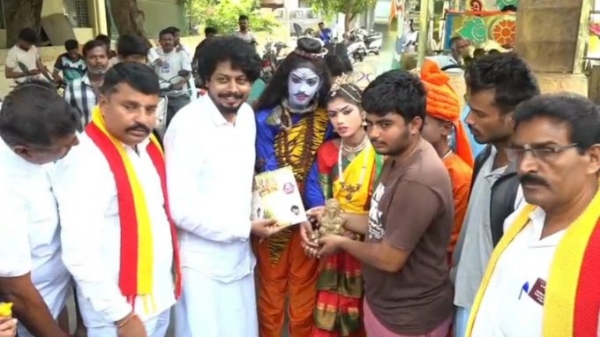 Mandya-Youth-Distributes-1000-Clay-Ganesha-Idols-To-Promote-Eco-Friendly-Ganeshotsava
