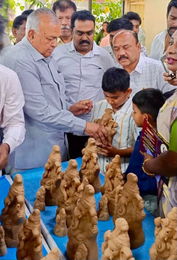 ಗಣೇಶ ಮೂರ್ತಿ ವಿತರಣೆ