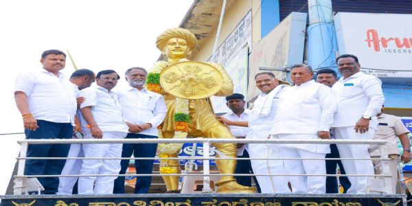ಮಹನೀಯರ ಆದರ್ಶ ಸ್ಮರಣೆ: ಅರಸೀಕೆರೆಯಲ್ಲಿ ಸಚಿವ ಕೆ.ಎಚ್. ಮುನಿಯಪ್ಪರಿಂದ ಪುಷ್ಪ ನಮನ