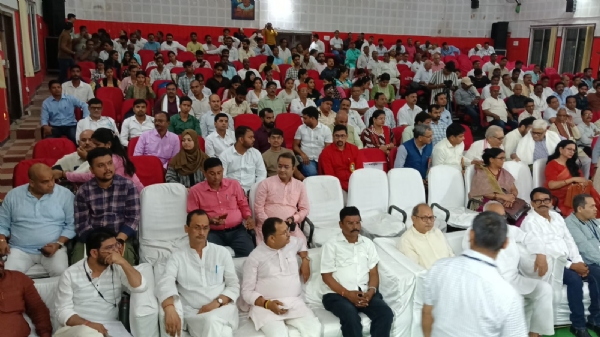 भारतीय भाषा समागम में उपस्थित लोग।