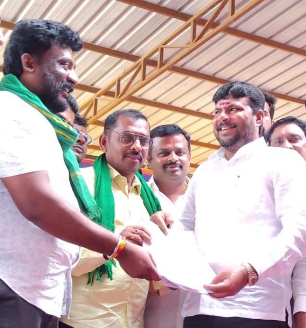 ಜನಸಾಮಾನ್ಯರು ಹಾಗೂ ರೈತರ ವಿವಿಧ ಸಮಸ್ಯೆಗಳಿಗೆ ನ್ಯಾಯಬದ್ಧವಾದ ಪರಿಹಾರ ಕಲ್ಪಿಸುವಂತೆ ಒತ್ತಾಯಿಸಿ ಕರ್ನಾಟಕ ರಾಜ್ಯ ರೈತ ಸಂಘದ ಕಲ್ವಮಂಜಲಿ ರಾಮುಶಿವಣ್ಣ ಶಾಸಕ ಕೊತ್ತೂರು ಮಂಜುನಾಥ್ಗೆ ಮನವಿ ಸಲ್ಲಸಿದರು.