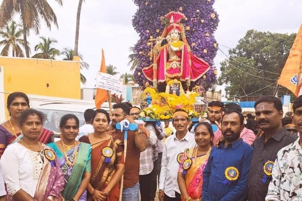 ಮುಳಬಾಗಿಲು ತಾಲೂಕಿನ ಮೇಲಾಗಣಿಯಲ್ಲಿ ಶ್ರೀಕೃಷ್ಣ ಸ್ವಾಮಿಯ ಮೆರವಣಿಗೆ ಅದ್ಧೂರಿಯಾಗಿ ನೆರವೇರಿತು. ಮುಳಬಾಗಿಲು ತಾಲೂಕಿನ ಮೇಲಾಗಣಿಯಲ್ಲಿ ಶ್ರೀಕೃಷ್ಣ ಸ್ವಾಮಿಯ ಮೆರವಣಿಗೆ ಅದ್ಧೂರಿಯಾಗಿ ನೆರವೇರಿತು.
