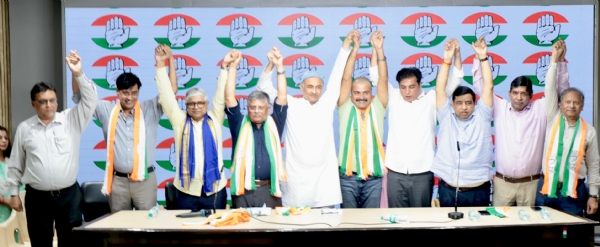 नई दिल्ली में कांग्रेस मुख्यालय में दिल्ली विश्वविद्यालय शिक्षक संघ (डूटा) के पूर्व अध्यक्ष डॉ. आदित्य नारायण मिश्रा और अन्य शिक्षाविदों के कांग्रेस में शामिल होने के दौरान पार्टी नेता काजी निजामुद्दीन, देवेंद्र यादव और राजेंद्र पाल गौतम।
