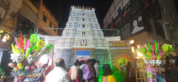 ಕೋಲಾರ ಜಿಲ್ಲಾಸ್ಪತ್ರೆ ವೃತ್ತದಲ್ಲಿ ಅಖಂಡ ಭಾರತ ಮಹಾಸಭಾದಿಂದ ಶಾಶ್ವತ ನೀರಾವರಿಗೆ ಆಗ್ರಹಿಸಿ ವಿಶಿಷ್ಟ ರೀತಿಯಲ್ಲಿ ಗಣೇಶೋತ್ಸವ ಆಚರಿಸಲಾಯಿತು. ಕೋಲಾರ ಜಿಲ್ಲಾಸ್ಪತ್ರೆ ವೃತ್ತದಲ್ಲಿ ಅಖಂಡ ಭಾರತ ಮಹಾಸಭಾದಿಂದ ಶಾಶ್ವತ ನೀರಾವರಿಗೆ ಆಗ್ರಹಿಸಿ ವಿಶಿಷ್ಟ ರೀತಿಯಲ್ಲಿ ಗಣೇಶೋತ್ಸವ ಆಚರಿಸಲಾಯಿತು.
