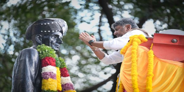 ಸರ್ ಎಂ. ವಿಶ್ವೇಶ್ವರಯ್ಯ ಪ್ರತಿಮೆಗೆ ಡಿ.ಕೆ. ಶಿವಕುಮಾರ್ ಮಾಲಾರ್ಪಣೆ