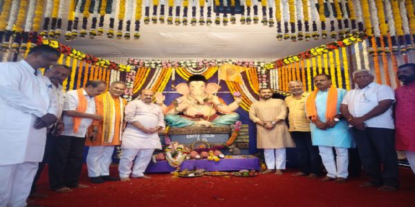 ಹುಬ್ಬಳ್ಳಿ ಈದ್ಗಾ ಮೈದಾನದಲ್ಲಿ ಗಣೇಶ ದರ್ಶನ ಪಡೆದ ಬಸವರಾಜ ಬೊಮ್ಮಾಯಿ