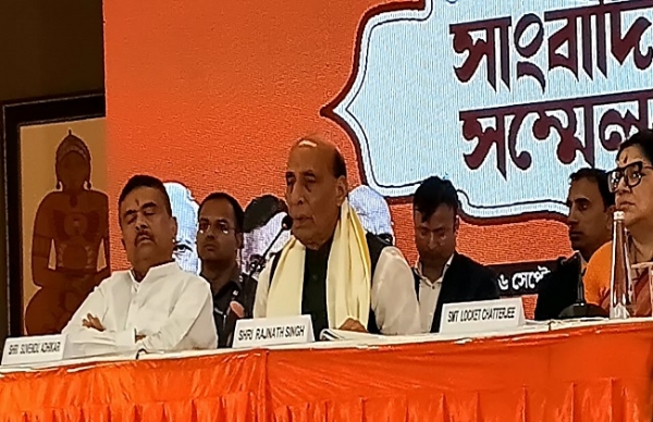 मंच पर रक्षा मंत्री राजनाथ सिंह एवं मुख्यमंत्री शुभेंदु अधिकारी सहित अन्य अधिकारीगण मंच पर रक्षा मंत्री राजनाथ सिंह एवं मुख्यमंत्री शुभेंदु अधिकारी सहित अन्य अधिकारीगण