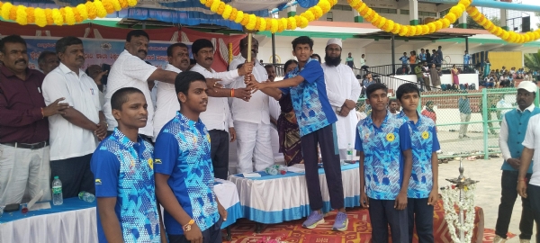 ಕೋಲಾರ ತಾಲ್ಲೂಕುಮಟ್ಟದ ಪ್ರೌಢಶಾಲಾ,ಪ್ರಾಥಮಿಕ ಶಾಲಾ ಕ್ರೀಡಾಕೂಟಕ್ಕೆ ವಿಧಾನಪರಿಷತ್ ಸದಸ್ಯ ಎಂ.ಎಲ್.ಅನಿಲ್ ಕುಮಾರ್ ಚಾಲನೆ ನೀಡಿದರು.