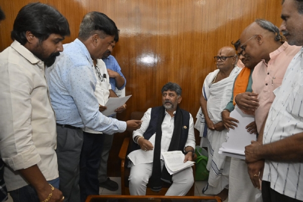 ಮುಖ್ಯಮಂತ್ರಿಗೆ ಮನವಿ ಮುಖ್ಯಮಂತ್ರಿಗೆ ಮನವಿ