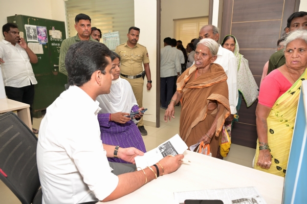 ಬಳ್ಳಾರಿ : ತಹಶೀಲ್ದಾರ್ ಕಚೇರಿಗೆ ಶಾಸಕರ ದಿಢೀರ್ ಭೇಟಿ: ಅಧಿಕಾರಿಗಳು ತಬ್ಬಿಬ್ಬು ಬಳ್ಳಾರಿ : ತಹಶೀಲ್ದಾರ್ ಕಚೇರಿಗೆ ಶಾಸಕರ ದಿಢೀರ್ ಭೇಟಿ: ಅಧಿಕಾರಿಗಳು ತಬ್ಬಿಬ್ಬು